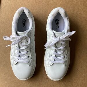 Rival white quilted business casual shoes, size 7.5